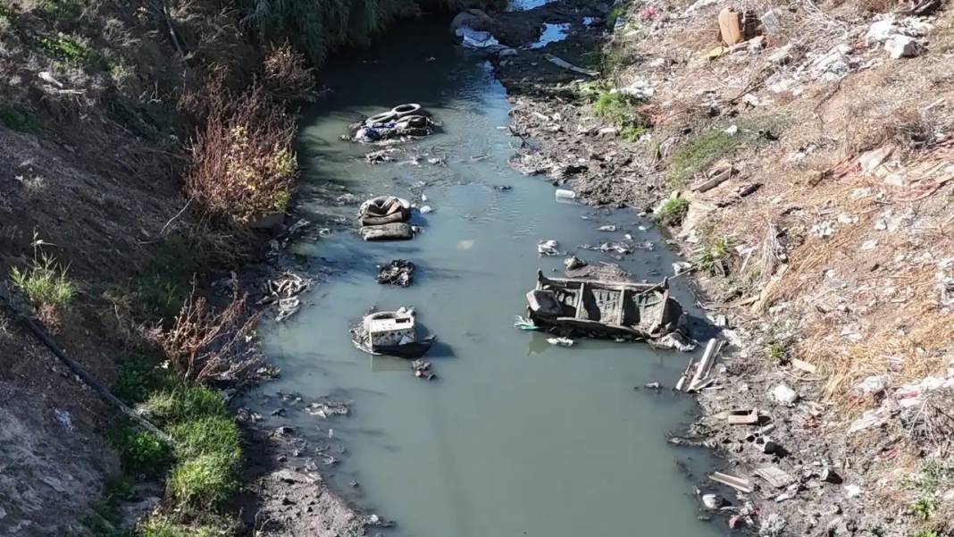 Adana’da Atık Su Deresi Çöplüğe Döndü 7